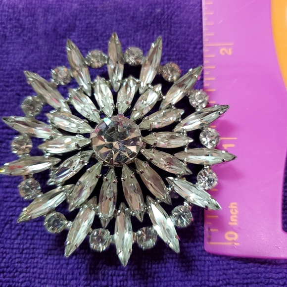 Beautiful Brooch - Picture 5 of 6